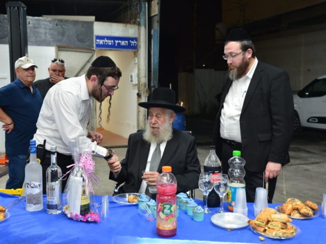 רב העיר הגרי שיינין במוסך מכניקאר. יוסי לוי
