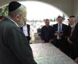 הקריאה המרגשת של הפעיל החברתי על קבר הצדקת של אשדוד 