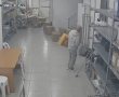 צפו: מי חדר למחסן בקניון וביצע רכישות בכרטיס אשראי גנוב?