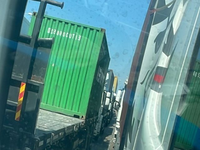 משאיות ממתינות בכניסה לנמל, היום. צילום: גרין הובלות
