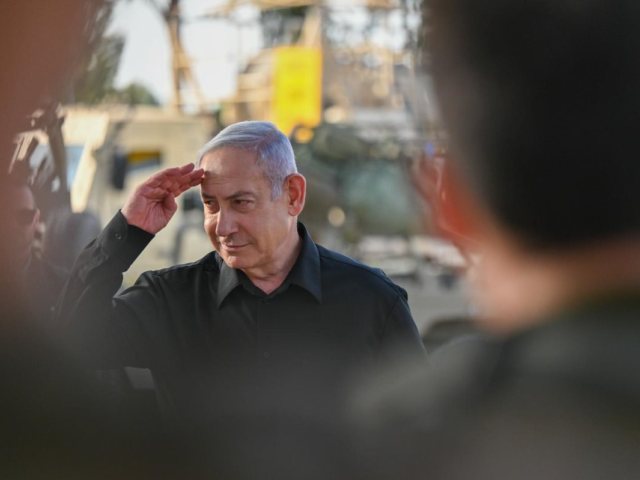 נתניהו באחד מבסיסי צה"ל. צילום: קובי גדעון/לע"מ