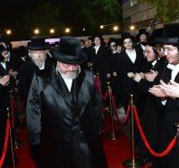הרה"צ מבעלזא מתקבל בישיבה. יוסי לוי