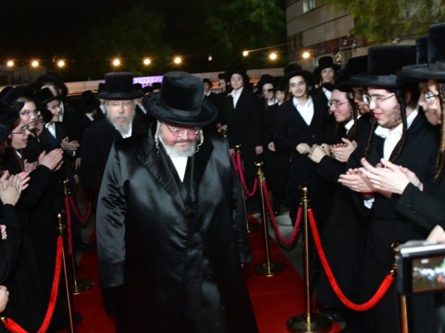 הרה"צ מבעלזא מתקבל בישיבה. יוסי לוי