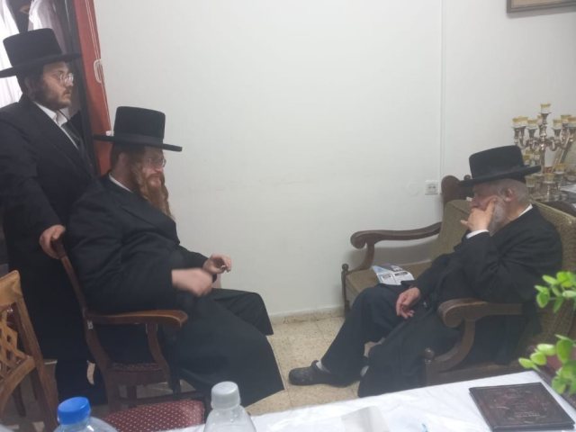 האדמור מקאליב בניחום אבלים בעיר. א' מיכאלי