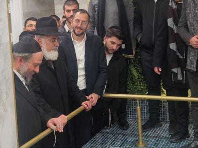 האברכים עם הרב גוטרמן ליד בור המקווה. א' מיכאלי