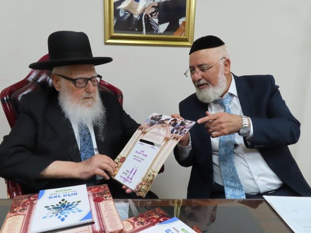 הרב דהן עם הלוח. א' מיכאלי