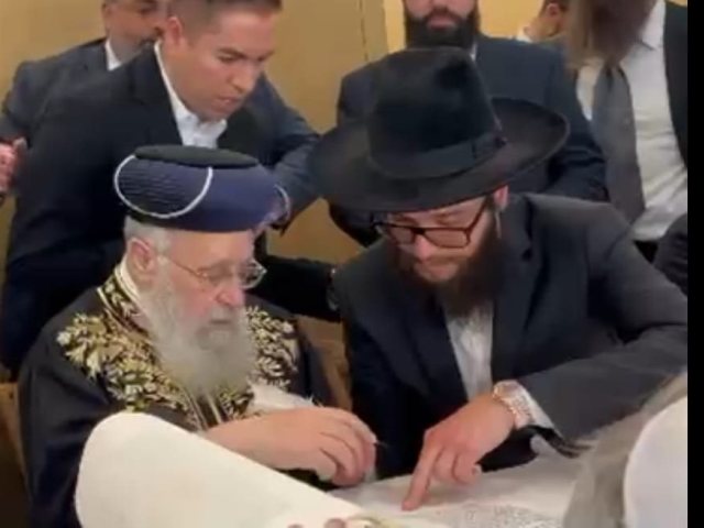 נראשל"צ רבי יצחק יוסף בהכנסת ספר התורה. א' מיכאלי