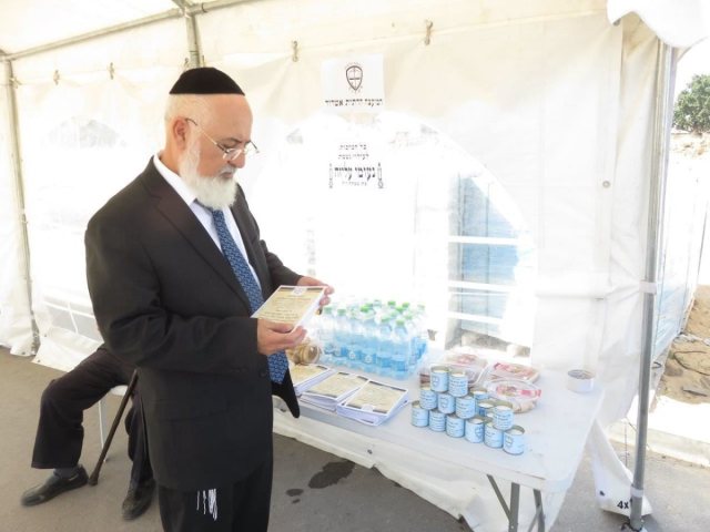 הרב דהן באהל המיוחד שהוקם בבית העלמין. א' מיכאלי
