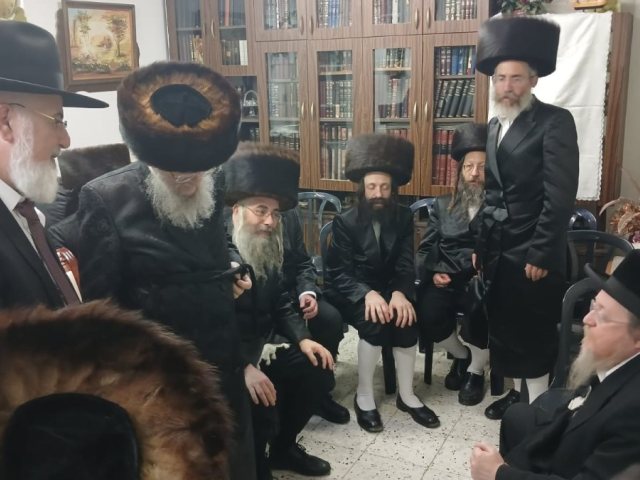ניחום אבלים אצל הרב ויזניצר. א' מיכאלי