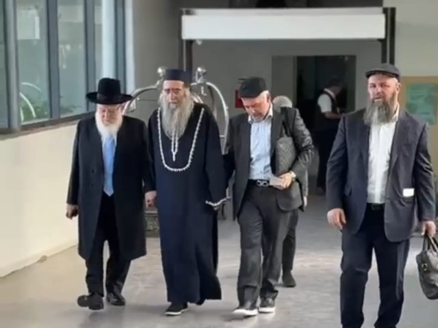 הרב הראשי בדרכו ארצה. א' מיכאלי