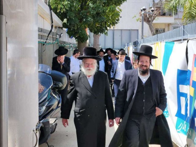 הרב וובר והרב טננהויז במוקד חלוקת הערכות. אשדוד התורנית