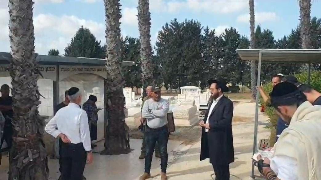 בצל הלחימה: תפילה על קברו של רבי חיים כהן זצ