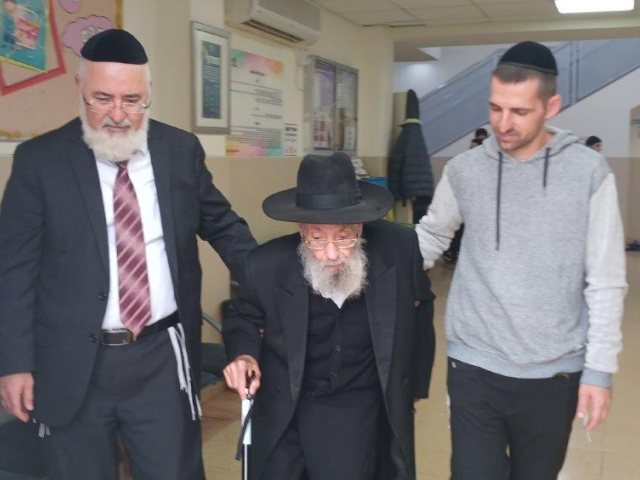 הגרי אברגיל בדרכו להצביע. א מיכאלי
