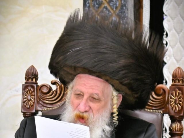 האדמור מטשארנאביל במעמד החתן מאהל. יהושע פרוכטר