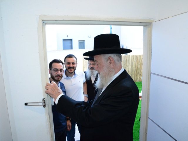 ויקרא שם של ברכה. הרב שיינין בקביעת המזטזה. צילום: יחצ