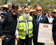 יעקב אלברשטיין עם ראש העיר ומפקד תחנת המשטרה באשדוד