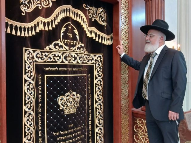 ארון הקודש המפואר בהיכל. א' מיכאלי