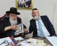 הרב פינטו בוחן את המארז. א' מיכאלי