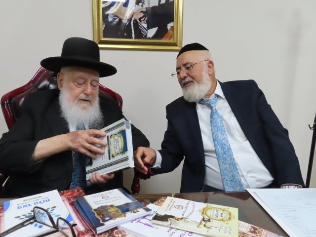 הרב פינטו בוחן את המארז. א' מיכאלי