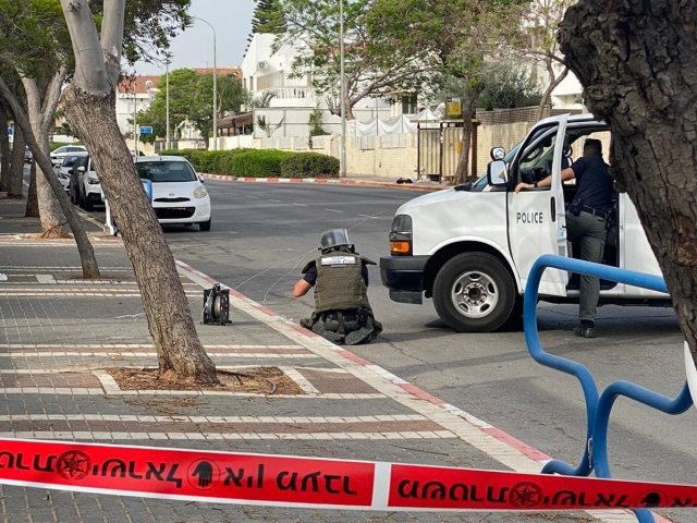 חבלן משטרה מטפל בחפץ חשוד