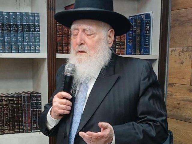 הרב חיים פינטו בתפילה. א' מיכאלי