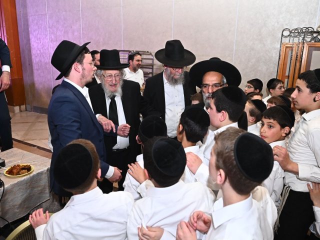 ילדי קרית הרצוג בבחינה. שוקי לרר