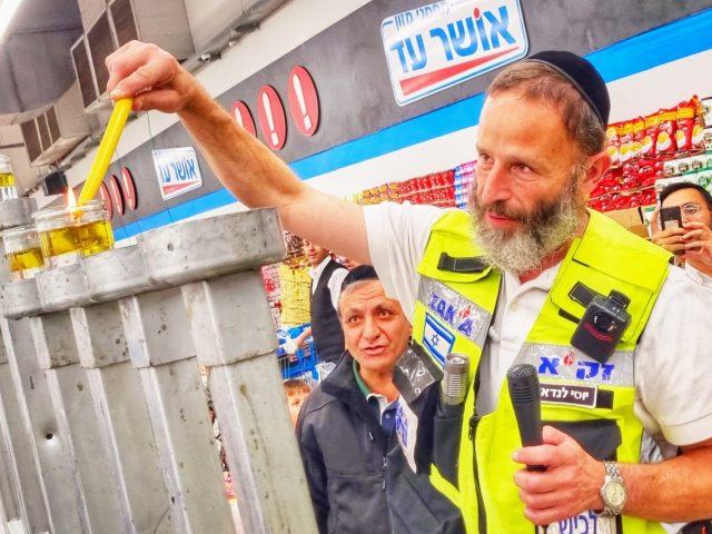 יוי לנדא מעלה את הנרות באושר עד. אושר עד