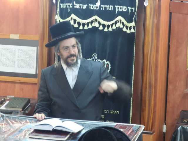 דרשה בבית מדרשו של הרב ברוך הגר. צילום: קירא