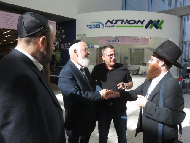 הרב דהן משבח את הרב גודמן בפעילותו למען החולים. א' מיכאלי