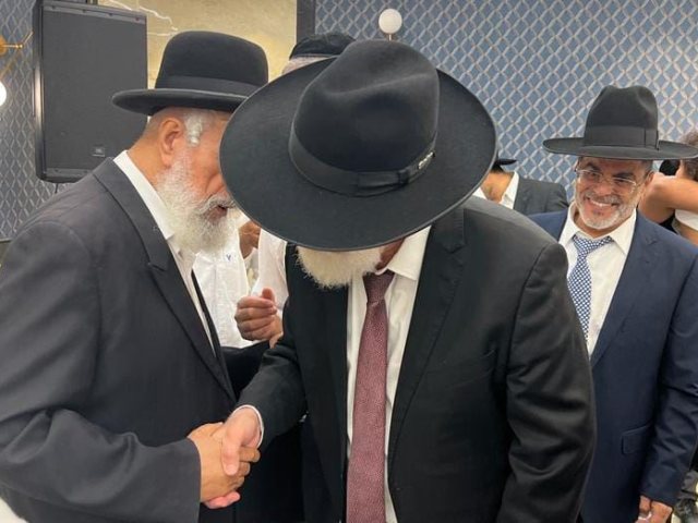 הרב עובדהי דהן מקבל את ברכתו של הגר"ש מחפוד שליט"א. א' מיכאלי