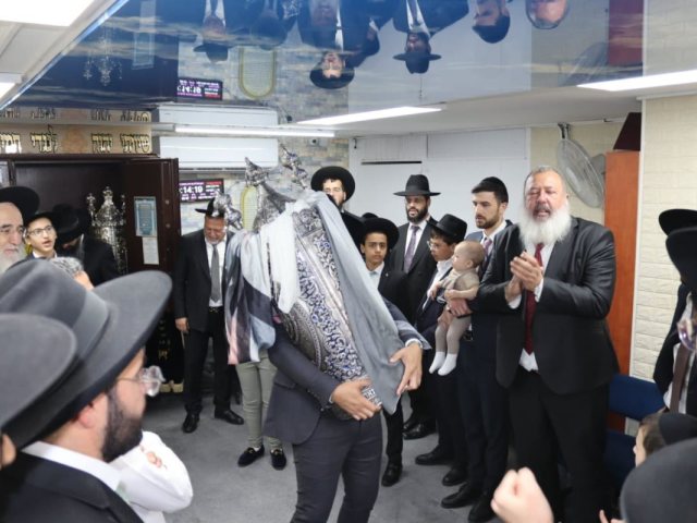הקפות בבית הכנסת. מ. חאמי