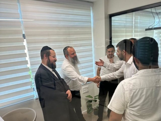סגרהע אלי נכט בחנוכת מרכז כיוון. מרכז כיוון אשדוד