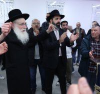 הרב מינץ בהכנסת ספר התורה. קים