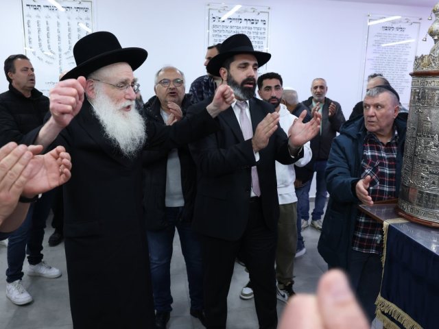 הרב מינץ בהכנסת ספר התורה. קים