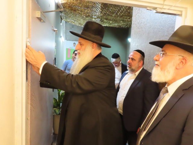 רבי מאיר אבוחצירא במשרדי דהן אדריכלים. 