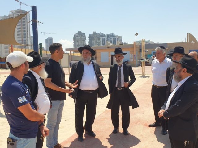 הרבנים היום יחד עם אמסלם בחוף הנפרד. צילום: המרכז למורשת