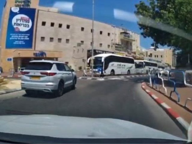 נהג האוטובוס אינו מבחין בילדה