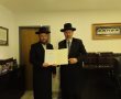 רגע לפני סיום תפקידו: הרב הראשי העניק תעודה לרב 'אסותא'