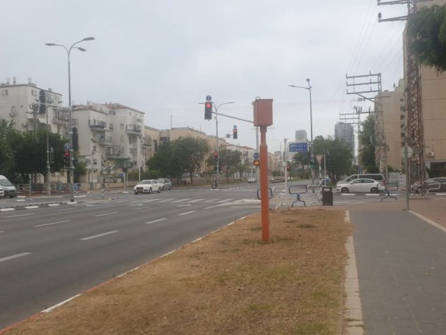 מצלמת הרמזור והמהירות בשדרות ירושלים באשדוד (צילום: שמואל סרדינס)