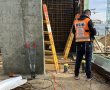 תאונת עבודה קשה באופקים: פועל נפצע מקריסת פלטת ברזל באתר בנייה
