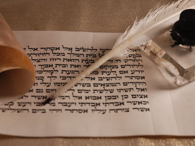 מגילת אסתר. קרדיט: צופיה אליהו - pixabay