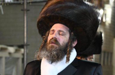 האדמור מפיטסהורג בחופה. צילום שוקי לרר