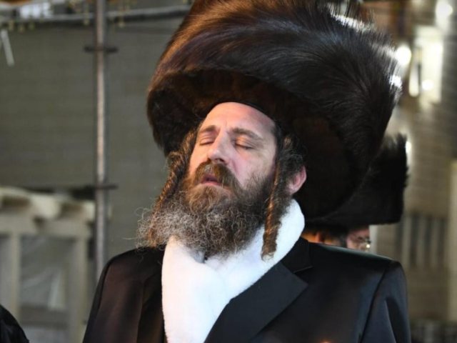 האדמור מפיטסהורג בחופה. צילום שוקי לרר