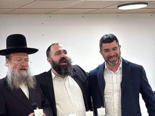 אלי נכט בהדלקת נרות. המצלם