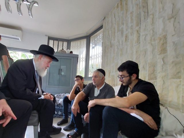 רב העיר הרב שיינין בניחום אבלים. המצלם