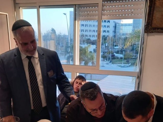 הכנסת ספר תורה למע"ר. סוכת הרחמים