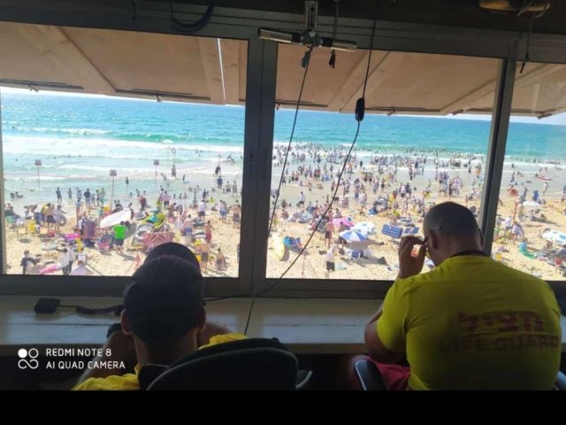 החוף הנפרד באשדוד מבעד לסוכת המצילים. תמונה לפי חק 27 לז"י