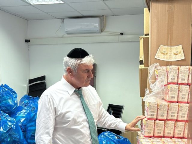 אסמלם בהכנת הערכות. המרכז למורשת