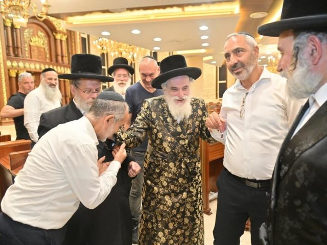 האדמור מויזניץ בביהכ מעם לועז. יהושע פרוכטר