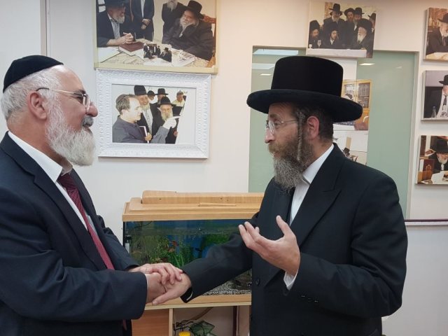 ברכות חמות. הרב טסלר יחד עם הרב דהן. צילום: שוקי לרר